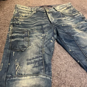 Cipo bax jeans - Feta cipo bax jeans me najs tvätt och sjuka detaljer på olika byggnader och statyer i brodyr. Storlek: 31/34 Vid frågor är det bara att skriva 🙌