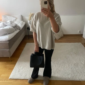 Super snygg stilren väska🥰 - Säljer denna as snygga helt oanvända väskan från Gina Tricot 🥰 säljer då den aldrig kommit till användning❤️ Inga defekter och nypris ligger runt 500, skriv privat vid fler bilder eller frågor ❤️+axelrem medföljer (se sista bild)