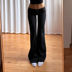 Lågmidjade bootcut kostymbyxor - Vintage från Terranova💓midja 38 innerben 85 jae 165