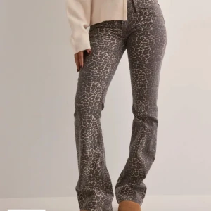 Leopard jeans Nelly  - Säljer dessa jätte fina leopard mönstrade jeansen från Nelly, då de inte kommer till andvändning länge😇 de har inga defekter och är lågmidjade och utsvängda mått: midjemått rakt över:30cm innerbenslängd:79cm