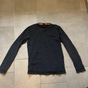 Hugo Boss  - Säljer denna boss tröja! Priset är otroligt billigt! Strlk är L men skulle säga att den bättre passar M😊