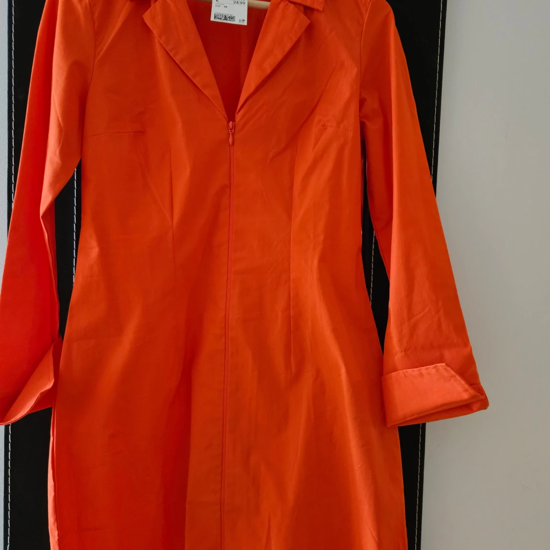 Orange långärmad klänning med dragkedja - 1