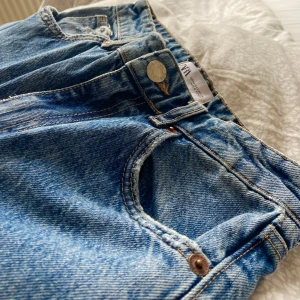 Zara jeans - Säljer ett par skitsnygga wide ripped jeans från Zara. Dessa är high waist och sitter jättefint inför sommaren💛 Erbjuder även rabatt vid köp av flera plagg✨ Tryck bara på köp✨🫶🏻