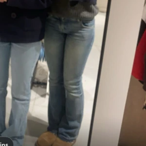 Blå bootcut jeans - Säljer lågmidjade blå jeans ifrån bershka, de är i en blå lite urtvättad färg, uppsprättade vid fötterna då jag tyckte dom var för korta men nu passar de bra för mig som är 168.