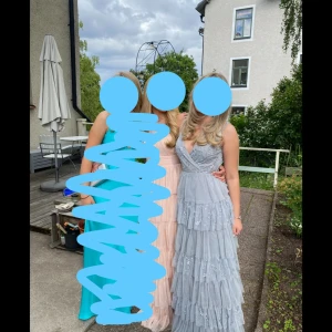 Ljusblå långklänning med volanger och spetsdetaljer - Säljer nu min balklänning från 9ans bal. Den är använd en gång och är i nyskick! 