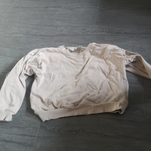 Beige tröja från lager 157 - Säljer en beige tröja från lager 157. Tröjan har en klassisk design med rund hals och långa ärmar. Perfekt för en avslappnad stil.
