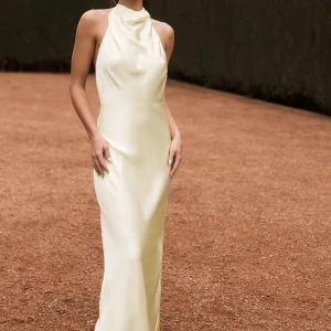 Ljusgul balklänning  - Jag säljer nu denna extremt snygga och helt oandvända balklänning från Meshki i ljusgul. Den är axelbandlös med knappar runt halsen. Det är även en dragkedja där bak istället för knappar vilket är väldigt effektivt. Jag säljer den då jag har hittat en annan, men denna är sjukt snygg och prisvärd!🥰😊