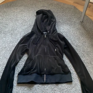 Svart hoodie från Juicy Couture  - Säljer en svart hoodie från Juicy Couture i mjukt material. Den har dragkedja framtill och är i bra skick. Har använt cirka 3 gånger. Pris kan diskuteras💞