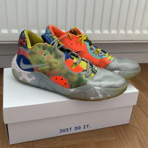 Nike pg6 What the? Size 43 - Tja! 🌊 Säljer ett par unika och färgglada basketskor från Nike. Modellen är otroligt sällsynt och produceras inte längre. Skon har använts mycket och är inte i fantastiskt skick. Skon har dock inte mycket slitningar och det kommer inte påverka prestanda. Otroligt bra sko för en point guard. Väldigt shifty.