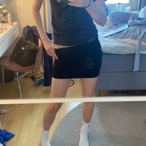 Tajt kjol - Svart tajt kjol, lite längre än på bild men jag har kortat till den