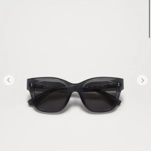 Svarta solglasögon från Chimi - Snygga mörkgrå solglasögon från Chimi. Perfekta för att ge en stilren look. Bra skick men några pyttesmå repor på översidan som inte syns alls, pris kan diskuteras❤️