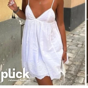 Vit sommarklänning - Jättefin klänning från zara jag köpte på plick men var tyvärr lite för liten så därför jag säljer vidare!💕