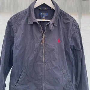 Ralph Lauren Jacka - Säljer nu denna vårjacka från Ralph Lauren i storlek S | Skick 8/10 Inga hål eller defekter bara lite tecken på användning | vid funderingar tveka ej att Dma 🙌