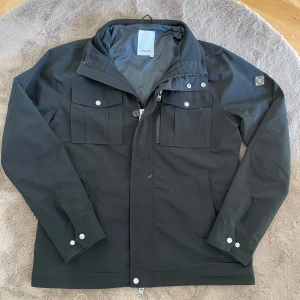 Fieldjacket från J.Lindeberg - svart fieldjacka från J.Lindeberg. Den va för stor för mig