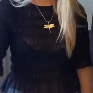 Svart blus från Gina Tricot - Säljer en jätte snygg svart blus från Gina Tricot. Jag köpte den här på Plick men har aldrig själv använt den💗