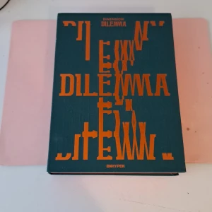 DIMENSION : DILEMMA album av ENHYPEN - Säljer albumet 'DIMENSION : DILEMMA' av ENHYPEN. Albumet har en stilren design med en blå och orange färgkombination. Inuti finns flera komponenter inklusive ett häfte och ett kuvert. Perfekt för fans av gruppen! Kommer med allt utom PCS🩷