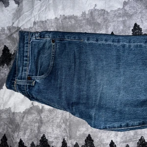 Levi's 502 jeans i blå denim - Säljer ett par klassiska Levi's 502 jeans i blå denim. De har en normal passform med fem fickor och knappgylf. Perfekta för en avslappnad stil. Använd ett fåtal gånger men riktigt snygga jeans för alla tillfällen!😊