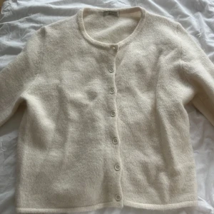 Vit kofta från Gina Tricot - Säljer en  vit kofta från gina. Endast andvänd fåtal gånger. Nypris 400kr