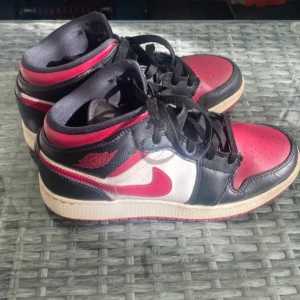 Nike Air Jordans i svart, röd och vit - Säljer ett par Nike Air Jordans som blivit för små😊