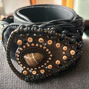 Fint Vintage-midjebälte från Zitella! - Fint justerbart midjebälte i originell design och spänne med stenar från Zitella. L: 100 cm B: 6 cm. Superfint skick!