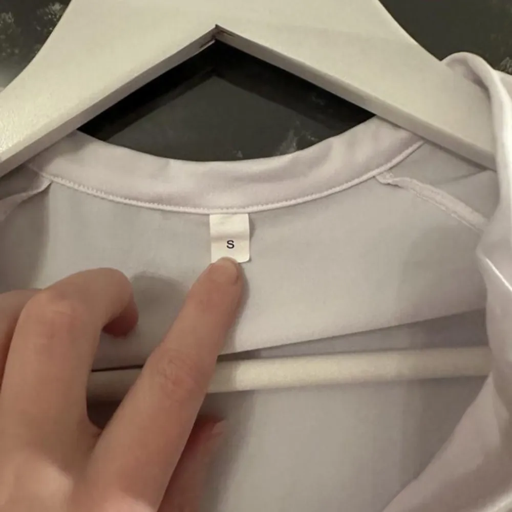 Säljer en tränings tröja från Famme. Tröjan har en halv dragkedja framtill och är tillverkad i ett mjukt och stretchigt material. Perfekt för träning eller en avslappnad dag. Den har en liten logotyp på bröstet och en på ryggen.. Neuletakit & Villapaidat.