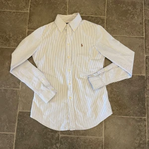 Ralph Lauren skjorta vit / blå - •10/10 skick - ny✅ •Storlek S/P📏 •Inkluderat - skjorta👔 •Fraktar oftast inom 24h📦 •Nypris - 1600 SEK💸