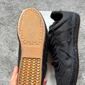 Svarta Maison Margielas Espadrilles  - Säljer dessa unika Maison Margielas Espadrilles för 3799kr. Dessa är extremt sällsynta och finns knappt att köpa nya. De är i princip nya och har topp skick, liten defekt finns på boxen.
