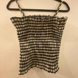 Söt topp - Super fin  rutig linnetopp från ett märke som heter Saton men den är köpt på en vintagebutik i Italien. Toppen passar både till våren och sommaren men även till fest!  Tyvärr är storlekslapp avklippt men toppen sitter som en xs/s! Tveka inte på att höra av er vid funderingar eller diskussion kring pris!💞
