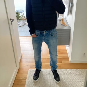 Replay jeans  - Riktigt feta jeans från replay i storlek 32/34 med en slim passform, killen på bilden är 182. Nypris ≈ 2000. Pris ej hugget i sten, fraktas inom kort, skriv ifall frågor eller funderingar.
