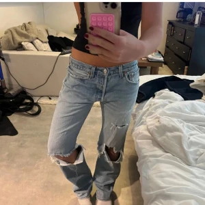 Blå jeans Levis - Lägger ut samma annons igen!! .Säljer mina så snygga Levis jeans i modellen 501 med slitningar och som e lågmidjade. Köppta second hand  Midja: 40 Innerbenslängd: 75