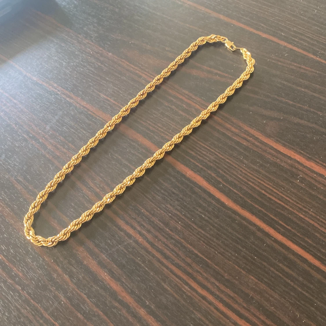 Guldhalsband med tvinnad design