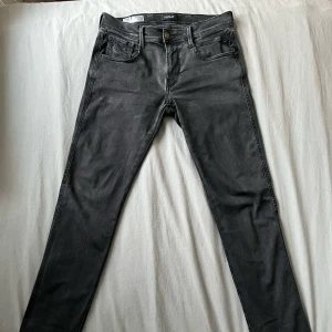 Replay Anbass  - Säljer nu ett par jeans från Replay Hyperflex-serien. De har en slim passform. Bra och stilig för en trendig look! Jeansen är i mycket bra skick och har storleken 30/32. Hör av dig om du funderar över något.