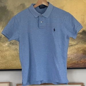 Ralph Lauren Piké - Säljer en snygg Piké från Ralph Lauren, perfekt till sommaren☀️ | Skick: 9/10 Storlek: M men sitter som en S | Mått: Axelbredd: 43cm Axel till midja: 58cm Ärmen: 18cm | Nypris: 1595kr Mitt pris: 349kr | Tveka inte på att ställa frågor privat!💯