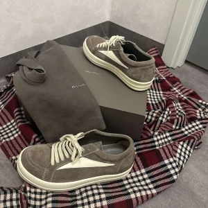 Rick Owens vans - ÄKTA! rick vans, skriv om du vill köpa(pris 2000kr). Skriv om du är intresserad av att köpa, skick: 9/10. Nypris: 1000€~