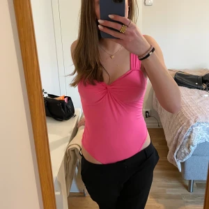 Rosa body - Supersnygg rosa body, nyskick i storlek S💗Stretchigt material, och superfin upptill🥰Skriv för frågor