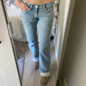 Weekday jeans - Säljer ett par klassiska ljusblå jeans med låg midja och rak passform.💗Då dom inte kommer till användning längre.