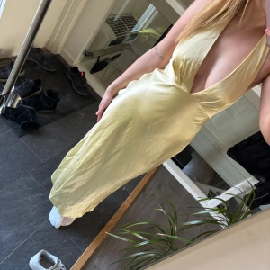 Balklänning Ljusgul klänning från Saints & Secrets - Säljer en elegant ljusgul klänning från Saints & Secrets. Klänningen har en djup v-ringning och öppen rygg, perfekt för sommarens fester eller som en balklänning , jag är 170. Prislapp sitter fortfarande kvar🥰