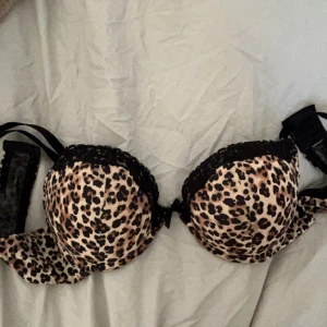 Leopardmönstrad bh med spetsdetaljer push up! - Snygg leopardmönstrad bh med svarta spetsdetaljer. Perfekt för att ge en djärv touch till din outfit. Justerbara axelband för bästa passform.