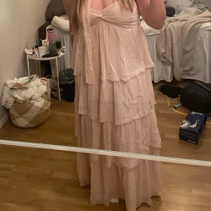 Rosa balklänning  - Jätte fin rosa klänning perfekt för balen. Helt ny med prislappen på. Original pris: 699