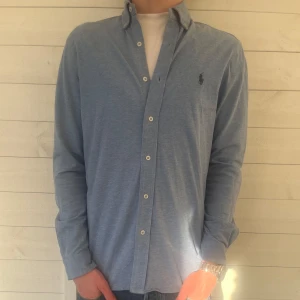 Blå Ralph Lauren skjorta  - Blå Ralph Lauren skjorta| Skick: 9/10 Storlek:M Hör av er vid minsta fundering! 