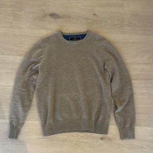 Beige tröja från Hansen & Jacob - Säljer en stilren beige tröja från Hansen & Jacob. Tröjan har en rund halsringning och långa ärmar med ribbade muddar. Perfekt för en avslappnad och snygg look. Skulle säga att passformen är typ Xs-S. Tröjan är i väldigt fint skick och perfekt inför våren!