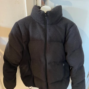 Gymshark jacka - Teddy jacka från Gymshark. Nypris 1000kr bra skick men lite noppror som lätt kan tas bort