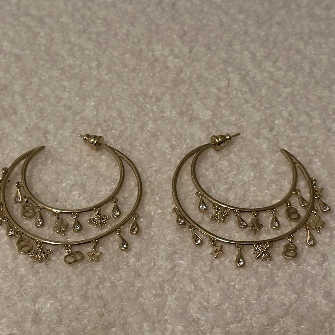 Guldörhängen från Dior