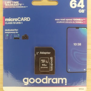 Goodram microSD-kort 64 GB, Goodram M1AA-0640R12 64 GB MicroSDXC klass 10 UHS-I - minneskort - Goodram microSD-kort med 64 GB lagringskapacitet och en adapter. Kortet är av klass 10 UHS-I och har en maximal läshastighet på 100 MB/s. Perfekt för smartphones och kameror. Livstidsgaranti ingår.