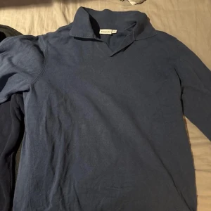 Blå tröja från Kappahl - Säljer en stilren blå tröja från Kappahl . Tröjan har en klassisk krage och långa ärmar, perfekt för en avslappnad men ändå snygg look. Passar bra till både jeans och chinos. Nypris 600 kr. 