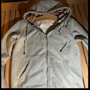 Burrbery kofta  - Grå burrbery kofta, bra skick använd ett par fåtal gånger. Priset går att diskutera.