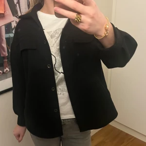 Svart kappa - Svart kappa, nästan oanvänd