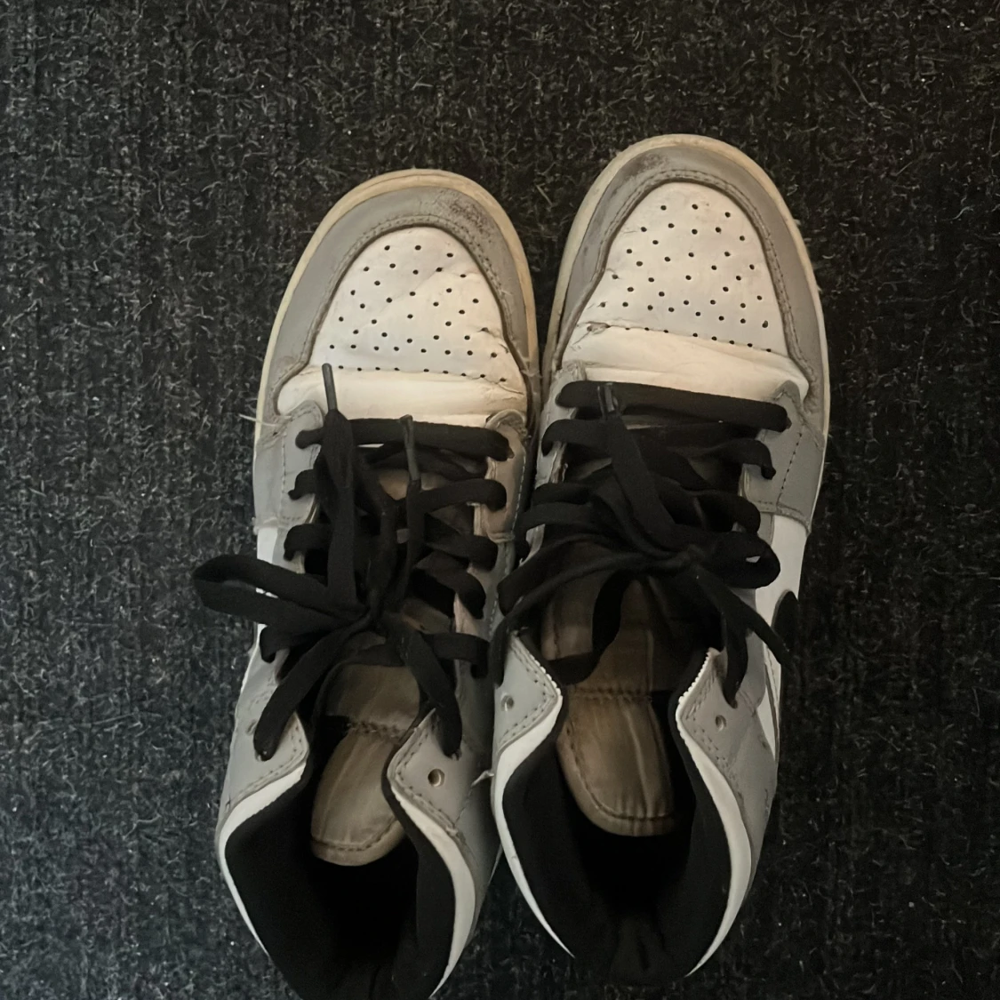 Nike Air Jordans i grått och vitt - 1