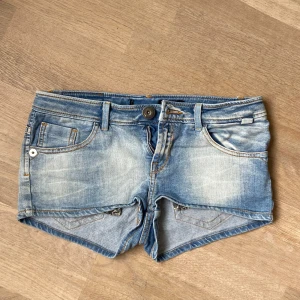 Blå jeansshorts  - Snygga blå jeansshorts med coola bakfickor. Fickorna har leopardmönster på insidan, syns på sista bilden. De står W28 i dem men midjemåttet är 36cm tvärs över. 