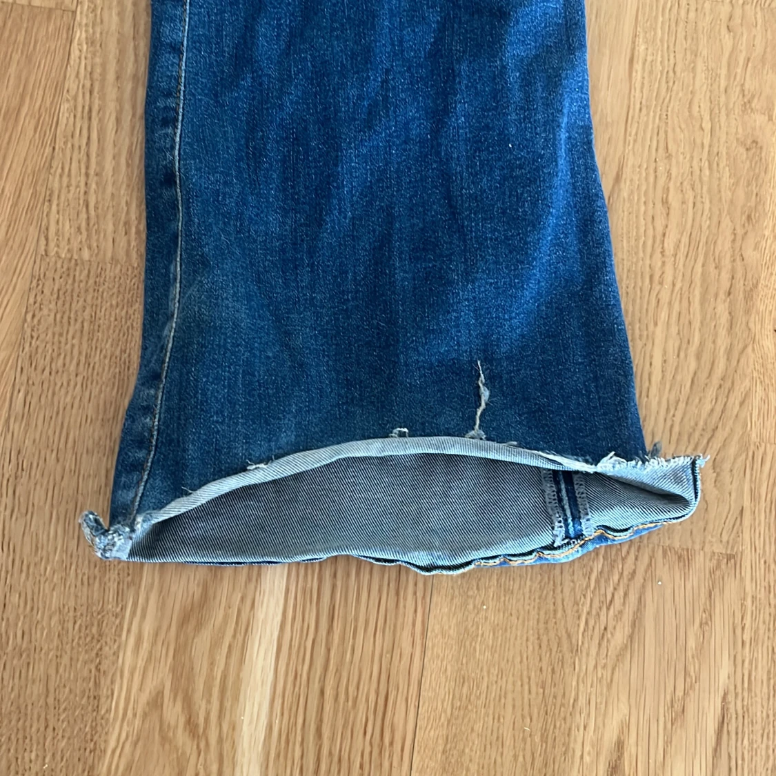 Blå flare jeans från &Denim - 4